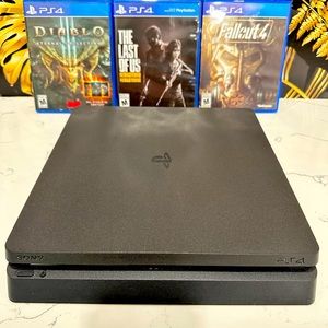 Mint condition PS4 500Gb console, 3 games, 2 Sony controllers